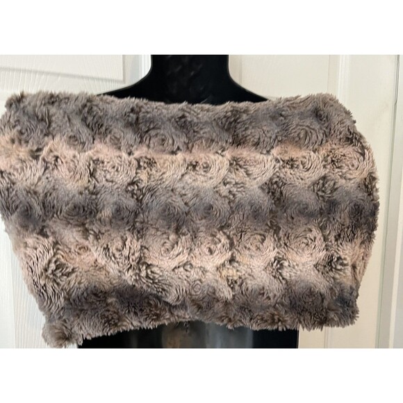 Peace & Pearls Faux Fur Wrap Shawl Infinity Scarf Cowl Rosette Plush One Size - Picture 3 of 9